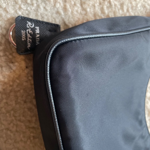 PRADA Nylon Re-Edition 2005 Shoulder Bag Black - Picture 5 of 9